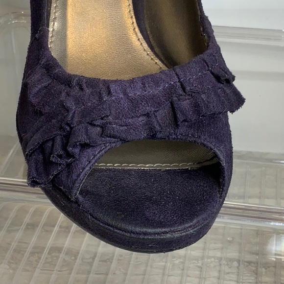 Fioni Womens Peep Toe Pumps Deep Purple Faux Suede Ruffles High Heels 8.5 - Picture 4 of 4